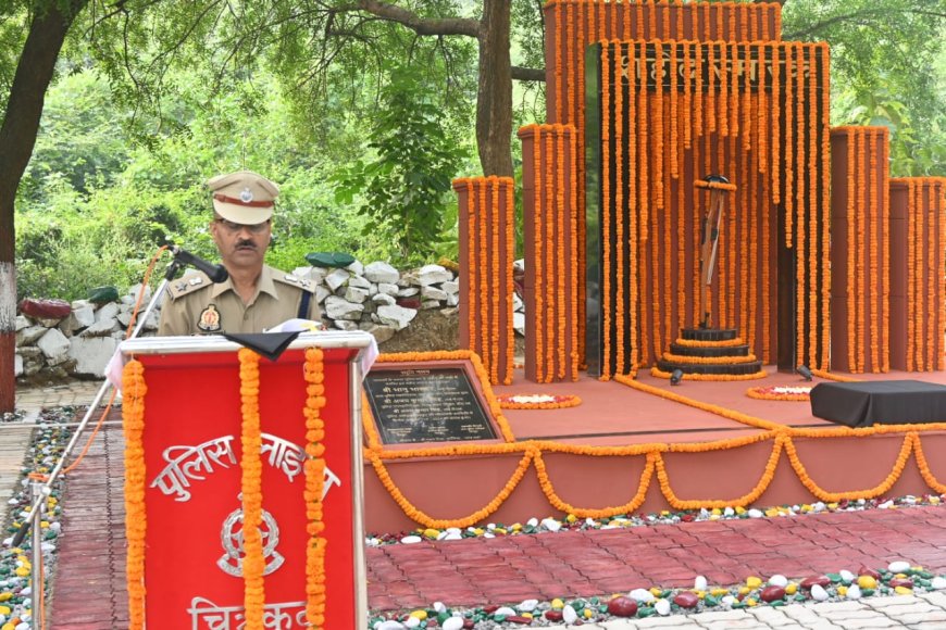 पुलिस लाइन्स स्थित शहीद स्मारक पर पुलिस स्मृति दिवस के अवसर पर शहीद पुलिस जवानों को याद कर श्रद्धांजली दी गयी