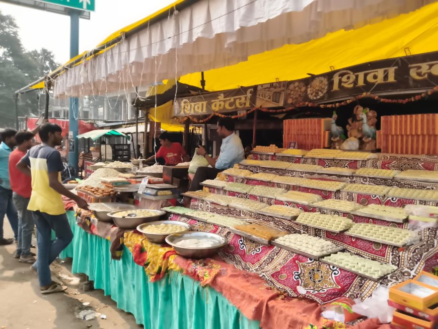 भैया दूज के अवसर पर बाजारों में उमडी भीड़ जमकर हुई मिठाई चूरा भुरकी की विक्री