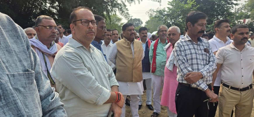 बार एसोसिएशन बाराबंकी के पूर्व अध्यक्ष प्रदीप कुमार सिंह के अन्तिम संस्कार में पहुंचे पूर्व कैबिनेट मंत्री अरविंद कुमार सिंह गोप
