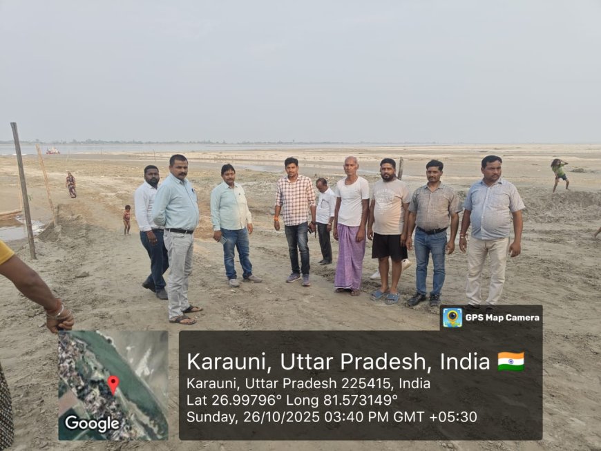 सरयू नदी घाघरा के समीप तेलवारी गांव में छठ पूजा घाट पर मौजूद सहायक विकास अधिकारी पंचायत मनोज मिश्रा, ग्राम विकास अधिकारी राजेश कुमार रावत आदि।