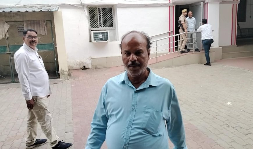 सीएमओ कार्यालय पर एक लाख की रिश्वत का आरोप — शिकायत वापस लेने का भी दबाव  सेवानिवृत्त चालक ने लगाई डीएम से गुहार, बोले– फाइल रोकने की दी धमकी