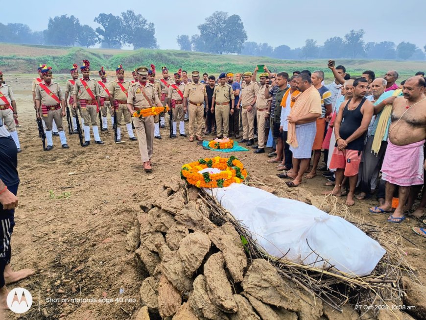 ड्यूटी के दौरान दिवंगत हुए उ0नि0 स्व0 महानन्द त्रिपाठी के पार्थिव शरीर को राजकीय सम्मान के साथ दी गयी भावभीनी अन्तिम विदाई