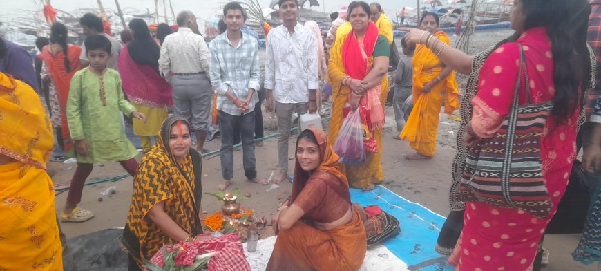 उगते सूर्य को अर्घ्य देने के साथ छठ महापर्व का समापन,प्रयागराज संगम नगर मे दिखी घाटो पर रौनक