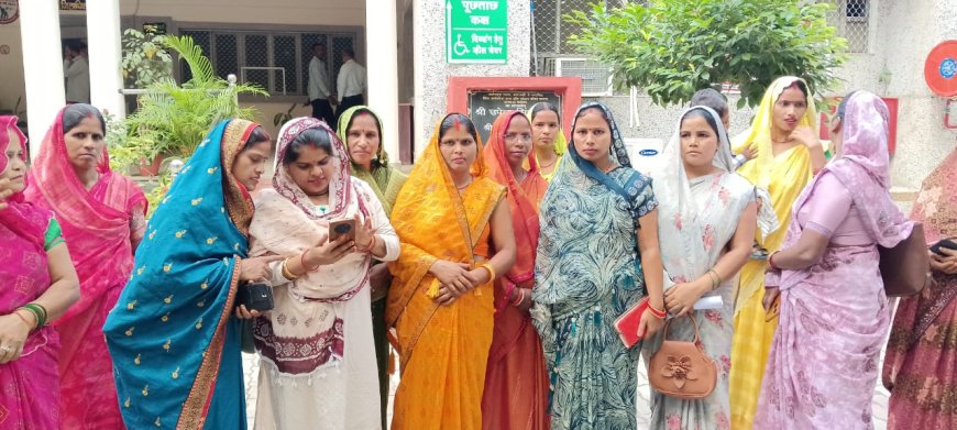 मानदेय न मिलने से क्षुब्ध स्वंय सहायता समूहों की सखियों ने जिलाधिकारी शशांक त्रिपाठी को प्रार्थना पत्र देकर मानदेय दिलवाये जाने की गुहार लगाई