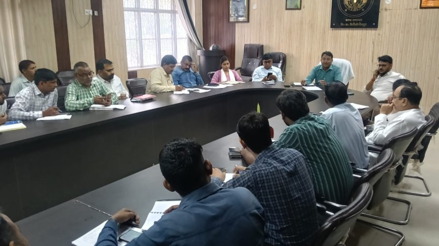 बी डी ओ संजीव गुप्ता की अध्यक्षता में ब्लाक सभागार में विकास कार्यों की समीक्षा बैठक हुई