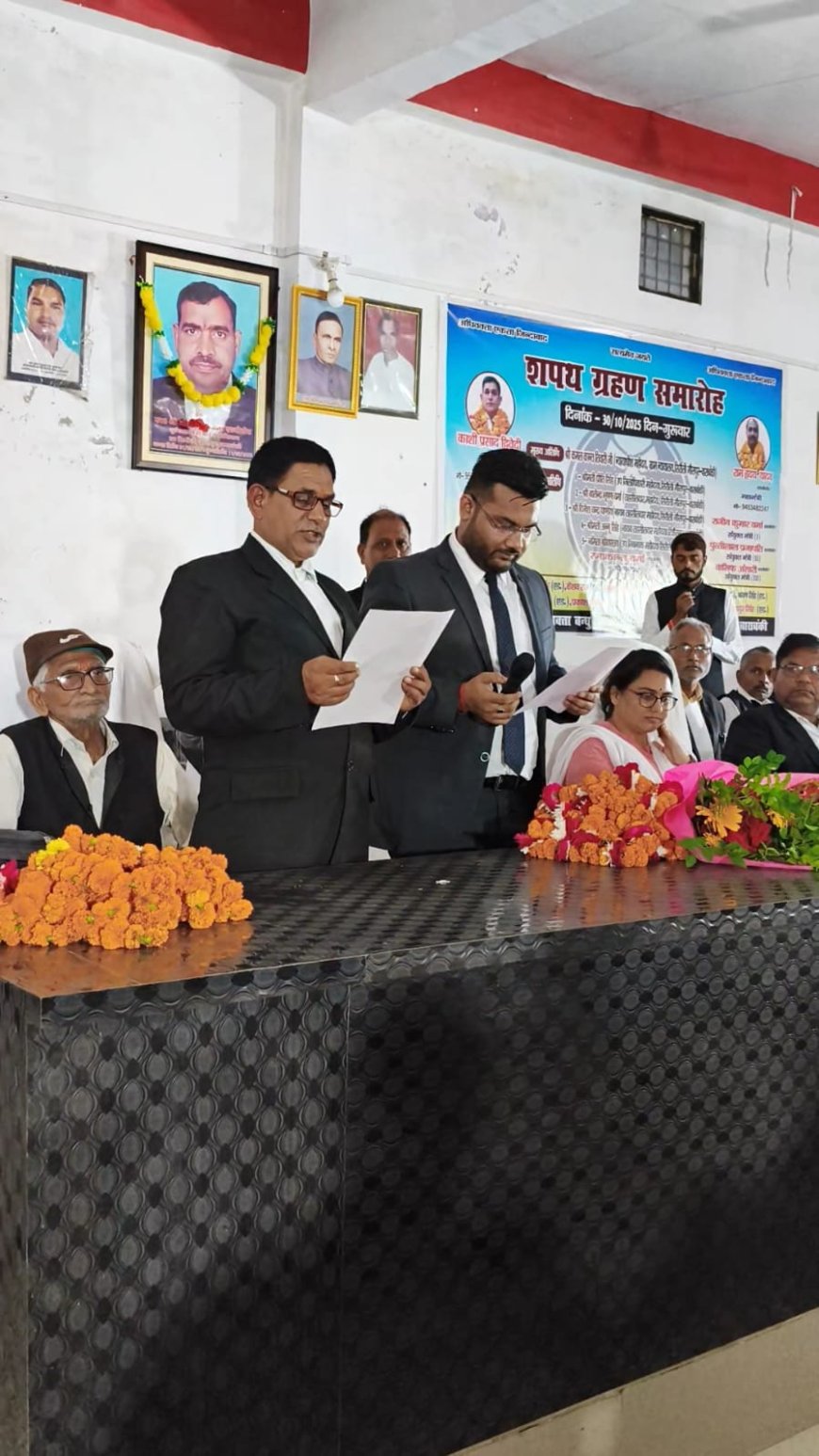 बार एसोसिएशन सिरौलीगौसपुर के नव निर्वाचित पदाधिकारियों को ग्राम न्यायालय सिरौलीगौसपुर के न्यायाधीश कमलकांत तिवारी व उप जिलाधिकारी प्रीति सिंह ने शपथ दिलाई