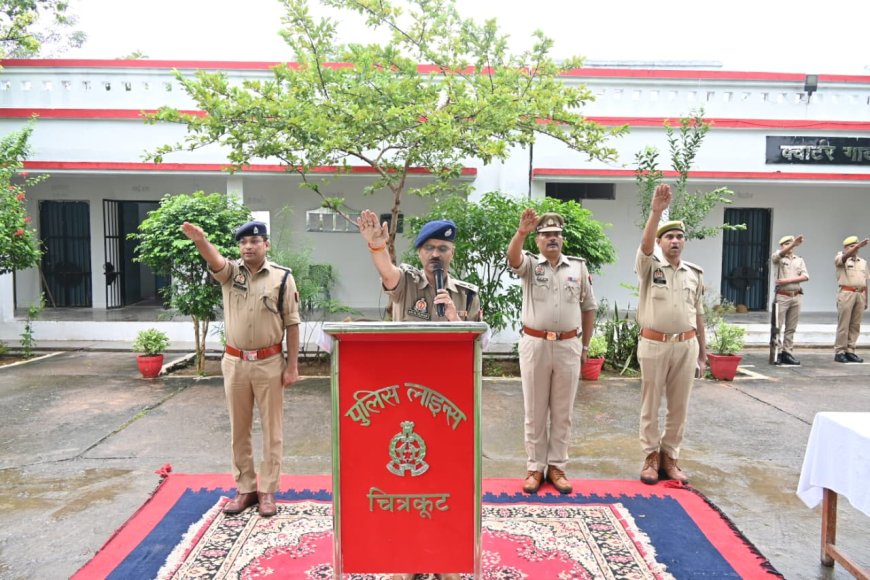 पुलिस अधीक्षक चित्रकूट द्वारा पुलिस लाइन चित्रकूट में लौह पुरुष सरदार वल्लभभाई पटेल की जयंती पर उनके चित्र पर माल्यार्पण,पुष्पांजलि अर्पित कर राष्ट्रीय एकता दिवस की दिलाई गयी शपथ-