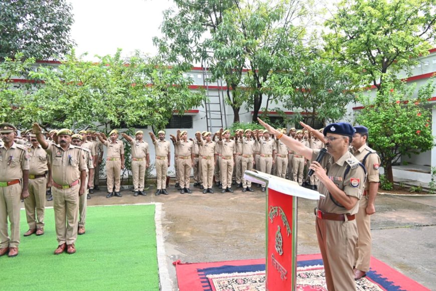 पुलिस अधीक्षक चित्रकूट द्वारा पुलिस लाइन चित्रकूट में लौह पुरुष सरदार वल्लभभाई पटेल की जयंती पर उनके चित्र पर माल्यार्पण,पुष्पांजलि अर्पित कर राष्ट्रीय एकता दिवस की दिलाई गयी शपथ-