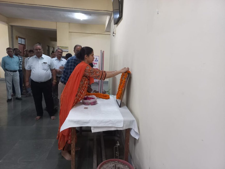 लौह पुरुष सरदार वल्लभभाई पटेल जी के 150 वीं जयंती की अवसर पर विकास भवन सोनपुर में मुख्य विकास अधिकारी व विकास भवन के अधिकारी कर्मचारियों द्वारा लौह पुरुष सरदार वल्लभभाई पटेल के चित्र पर माल्यार्पण किया