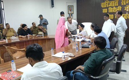 सम्पूर्ण समाधान दिवस तहसील के पारिजात सभागार में उपजिलाधिकारी प्रीति सिंह की अध्यक्षता एंव तहसीलदार बालेन्दु भूषण वर्मा के संयोजन में हुआ जिसमें कुल 19 शिकायतें आयीं 8 का मौके पर निस्तारण किया गया