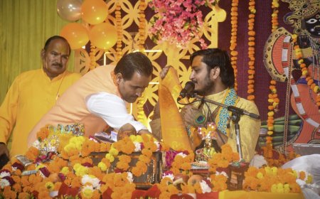 भाजपा नेता गौरी कान्त दीक्षित ने लिया कथा व्यास जी का आशिर्बाद