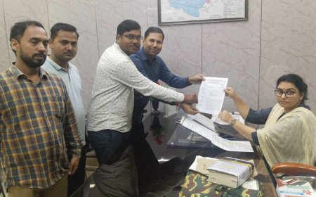 उत्तर प्रदेश लेखपाल संघ ने मुख्यमंत्री को सम्बोधित 8 सूत्रीय ज्ञापन मांग पत्र उपजिलाधिकारी प्रीति सिंह को सौंपा