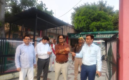 नवनियुक्त जिलाधिकारी  पुलकित गर्ग  द्वारा कलेक्ट्रेट के विभिन्न पटलों का निरीक्षण