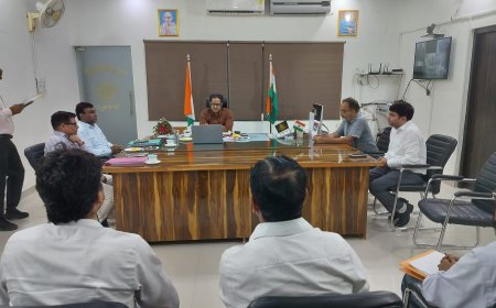 नवागन्तुक जिलाधिकार  की अध्यक्षता में जनपद में वर्तमान समय में हो रही बेमौसम वर्षा से हुई फसल क्षति की स्थिति की विस्तृत समीक्षा बैठक जिला अधिकारी चैबर में की गई।