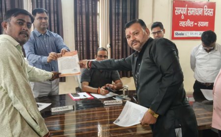 विश्व हिंदू फाउंडेशन के पदाधिकारी ने तहसील दिवस में एसडीएम को सौंपा ज्ञापन