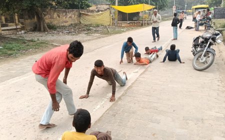 बडे बाबा के दरबार में दंडवत परिक्रमा लगाते हुए श्रद्धालु