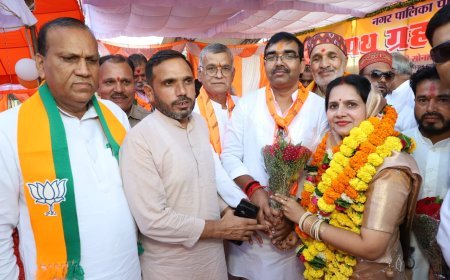 श्री श्री 1008 श्री तुवन मंदिर मैदान प्रांगण में पालिका परिषद, की नव निर्वाचित अध्यक्ष का शपथ ग्रहण समारोह मुख्य अतिथि क्षेत्रीय अध्यक्ष  प्रकाश पाल की मौजूदगी में सम्पन्न हुआ।