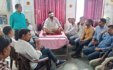 गत दिवस सडक दुर्घटना में घायल प्रधान को ए डी ओ पंचायत सचिव आदि देखने संयुक्त चिकित्सालय सिरौलीगौसपुर पंहुचे