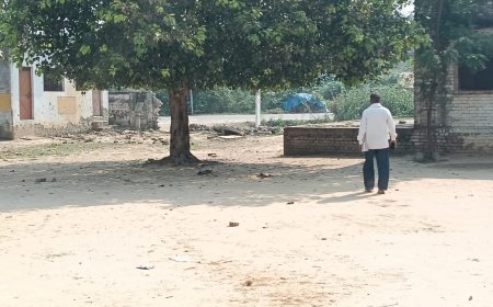 पूर्व माध्यमिक विद्यालय मौलाबाद की बाउंड्री बरसात में गिरी बनवाने की गुहार