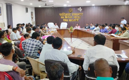 मतदाता सूची के विशेष प्रगाढ़ पुनरीक्षण एस आई आर अभियान की पारिजात सभागार सिरौलीगौसपुर में बैठक