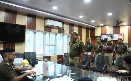 एसपी ने मुख्य आरक्षियों आरक्षियों की बीट बुक का किया  निरीक्षण तथा उसमें अंकित प्रविष्टियों की समीक्षा कर सम्बंधित को दिये आवश्यक दिशा-निर्देश