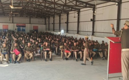 पुलिस ने नवम्बर के दृष्टिगत पुलिस लाइन में प्रशिक्षु रिक्रूट आरक्षियों को यातायात नियमों के पालन हेतु किया गया जागरूक