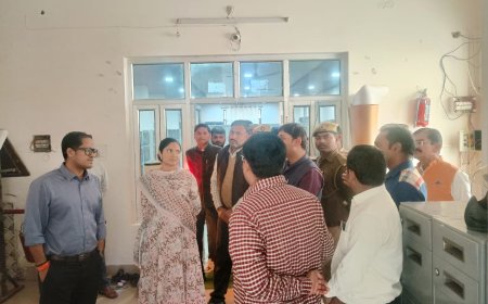 जिलाधिकारी चित्रकूट  पुलकित गर्ग द्वारा जिला पुस्तकालय का निरीक्षण किया।