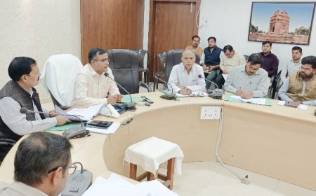 जिले में छात्रवृत्ति के 8 हजार से अधिक आवेदन विद्यालय स्तर पर लम्बित होने पर भड़के डीएम