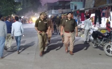 कानून व्यवस्था सुदृढ़ बनाये रखने हेतु क्षेत्राधिकारी मऊ के नेतृत्व में थाना मऊ पुलिस बल ने कस्बा मऊ में पैदल गस्त कर संदिग्ध वाहनो/व्यक्तियों की चेकिंग की गयी।