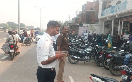 दुकान के सामने सर्विस लेन पर खड़ी 30 बाइक का चालान