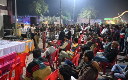 यातायात माह जन जागरुकता अभियान के अन्तर्गत पुलिस अधीक्षक चित्रकूट की अध्यक्षता में विजय म्यूजिकल ग्रुप की गीत-संगीत के माध्यम से यातायात कमाण्ड सेन्टर धनुष चौराहे पर यातायात जागरुकता कार्यक्रम का आयोजन किया गया