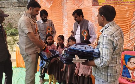 कंपोजिट विद्यालय लोहारी में बैग पाकर चमक उठे बच्चो के चेहरे