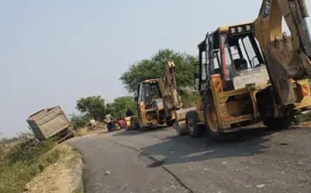 जमीन धसने से गिट्टी लदा ट्रक, पलटने से बाल बाल बचा