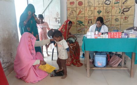 किशुनदेवपुर आंगनवाड़ी केंद्र पर टीकाकरण, एएनएम ने किया महिलाओं को किया जागरूक