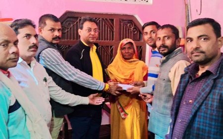 मृतक सफाई कर्मी राजकपूर की मां को खंण्ड विकास अधिकारी संजीव गुप्ता ने 50 हजार रुपए नकद की सहायता दी