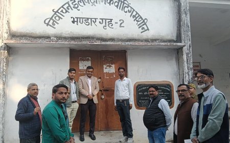 जिला निर्वाचन अधिकारी ने राजनैतिक दलों के साथ देखा ईवीएम वेयरहाउस एफएलसी हॉल