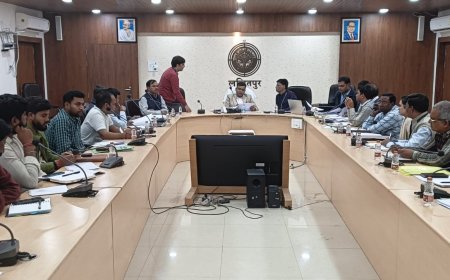 गर्मी के मौसम में जनपद में न हो पेयजल संकट निर्माणाधीन परियोजनाओं को जल्द पूरा करें डीएम