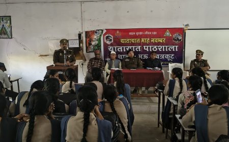 यातायात माह जन जागरुकता अभियान के अन्तर्गत क्षेत्राधिकारी मऊ द्वारा महामती प्राणनाथ महाविद्यालय मऊ में यातायात जागरुकता कार्यक्रम का आयोजन किया गया