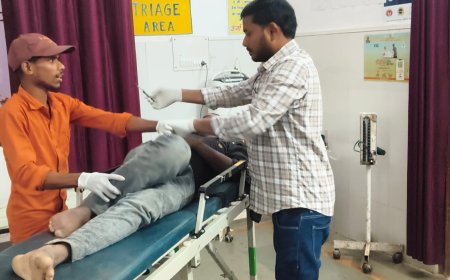 सडक दुर्घटना में दो युवक घायल संयुक्त चिकित्सालय सिरौलीगौसपुर में चल रहा है उपचार