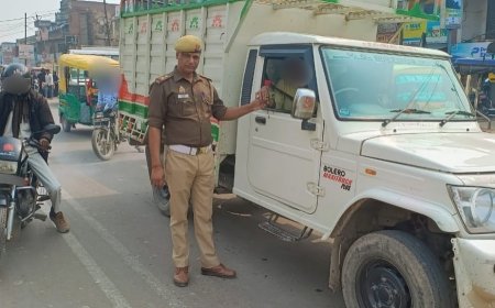 वाहन चालकों को गुलाब के फूल देकर यातायात पालन को किया जागरूक