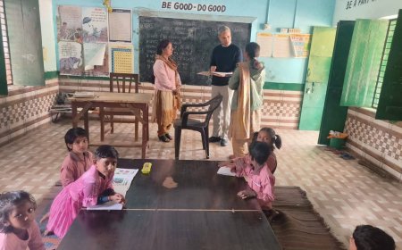 कंपोजिट विद्यालय धोंडियाही का डीएम ने किया अचौक निरीक्षण