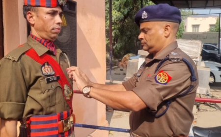 यूपी पुलिस झंडा दिवस पर एसपी ग्रामीण ने किया ध्वजारोहण, वीरों के सम्मान का पल