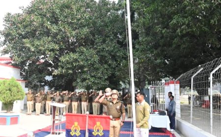 उत्तर प्रदेश पुलिस ने झंडा दिवस पर फतेहपुर में किया ध्वजारोहण, एसपी ने पढ़ा डीजीपी का संदेश