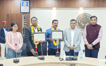 विशेष प्रगाढ़ पुनरीक्षण एसआईआर 2026 के अंतर्गत शत प्रतिशत ईएफ डिजिटाईजेशन करने वाले दो बीएलओ को डीएम ने किया सम्मानित