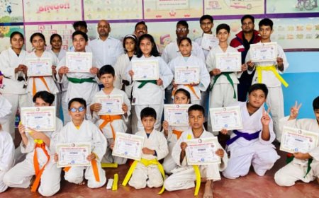 कराटे बेल्ट धारण कर प्रफुल्लित हुए प्रतिभागी