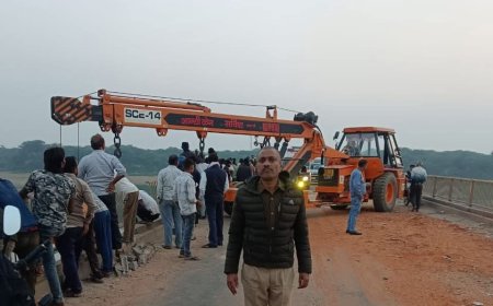 ट्रेलर की टक्कर से यमुना में गिरा टैक्टर, चालक ने कूद कर बचाई जान