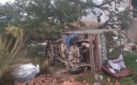 झपकी लगने से पलटा ट्रक , पांच घायल