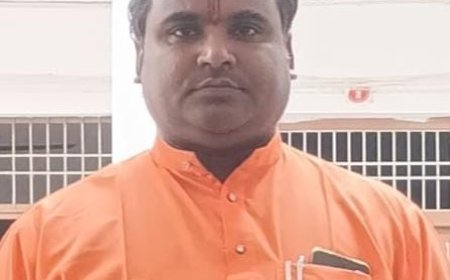 पं रामदयाल निर्विकार की राम का त्याग नामक शीर्षक कविता धूम मचा रही है।