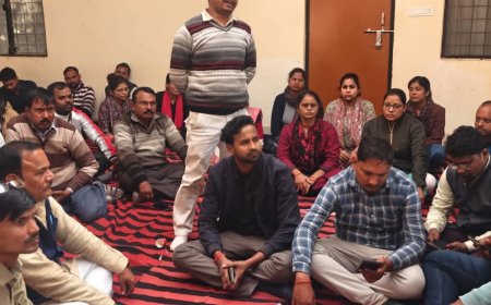 लेखपालो वा कानूनगो संघ का अनिश्चितकालीन कार्य का बहिष्कार शुरू की धरना प्रदर्शन