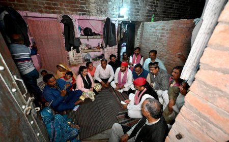 दिवगंत लेखपाल के घर पहुंचे अखिलेश यादव